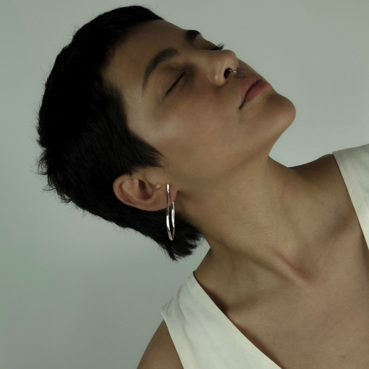 The Big Circle hoops are handcrafted from 925 sterling silver, presenting a crinkled form. They create a slightly wavy movement at the top. They are polished.