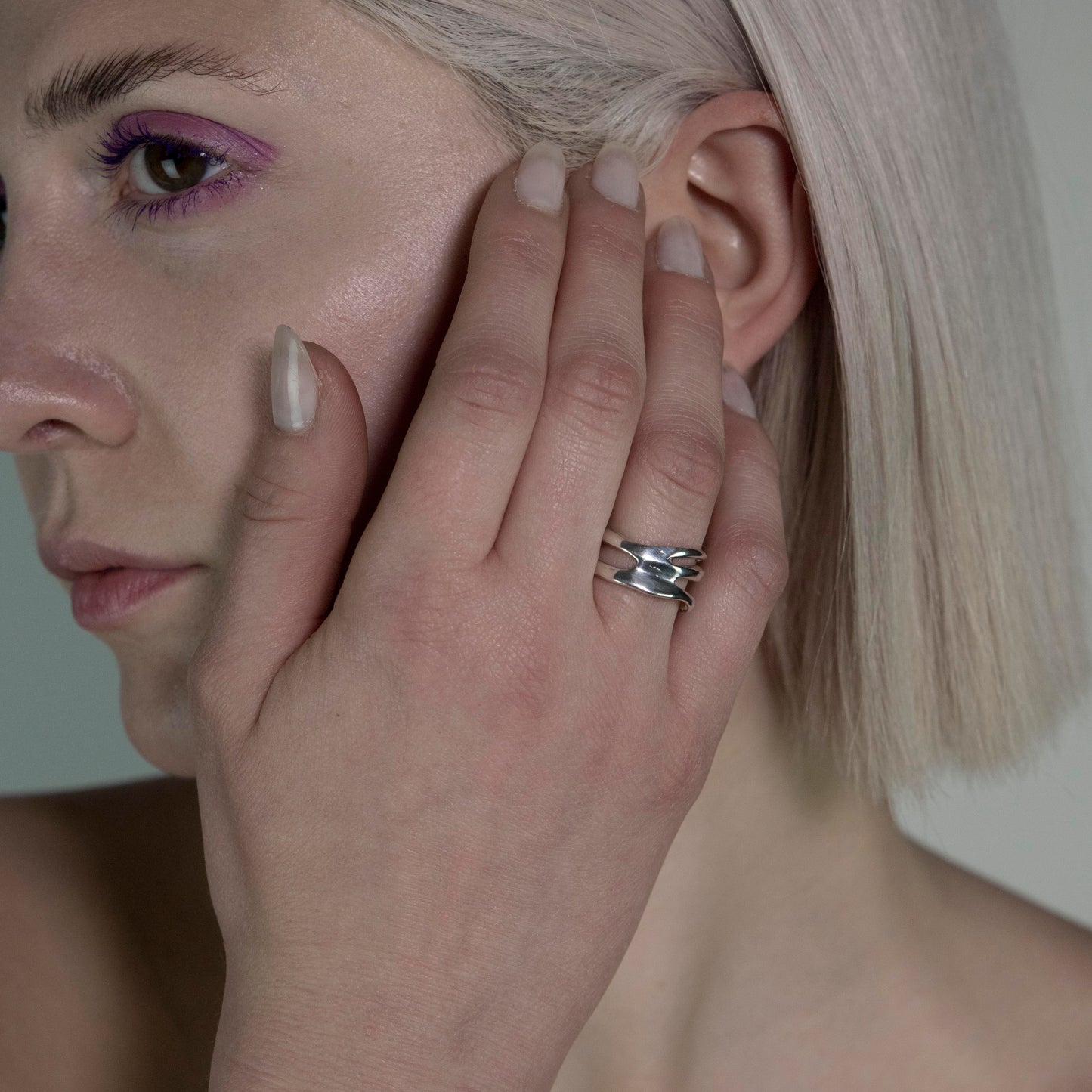 The Darli ring is a handcrafted piece made of 925 sterling silver. It is smooth and glossy, and it has various openings on its surface.The ring is open and adjustable, allowing for resizing up to three sizes. Therefore, it’s important to know your ring size.