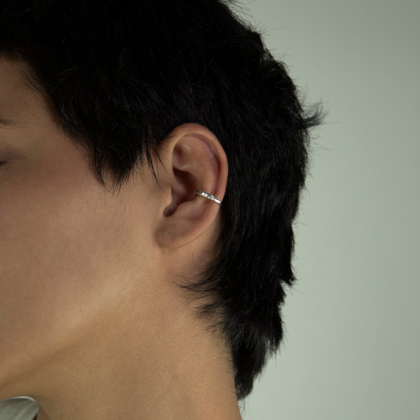 The Lilium ear cuff is handmade and made of 925 silver. Its surface appears to be raw and glossy. It does not require pierced ears.