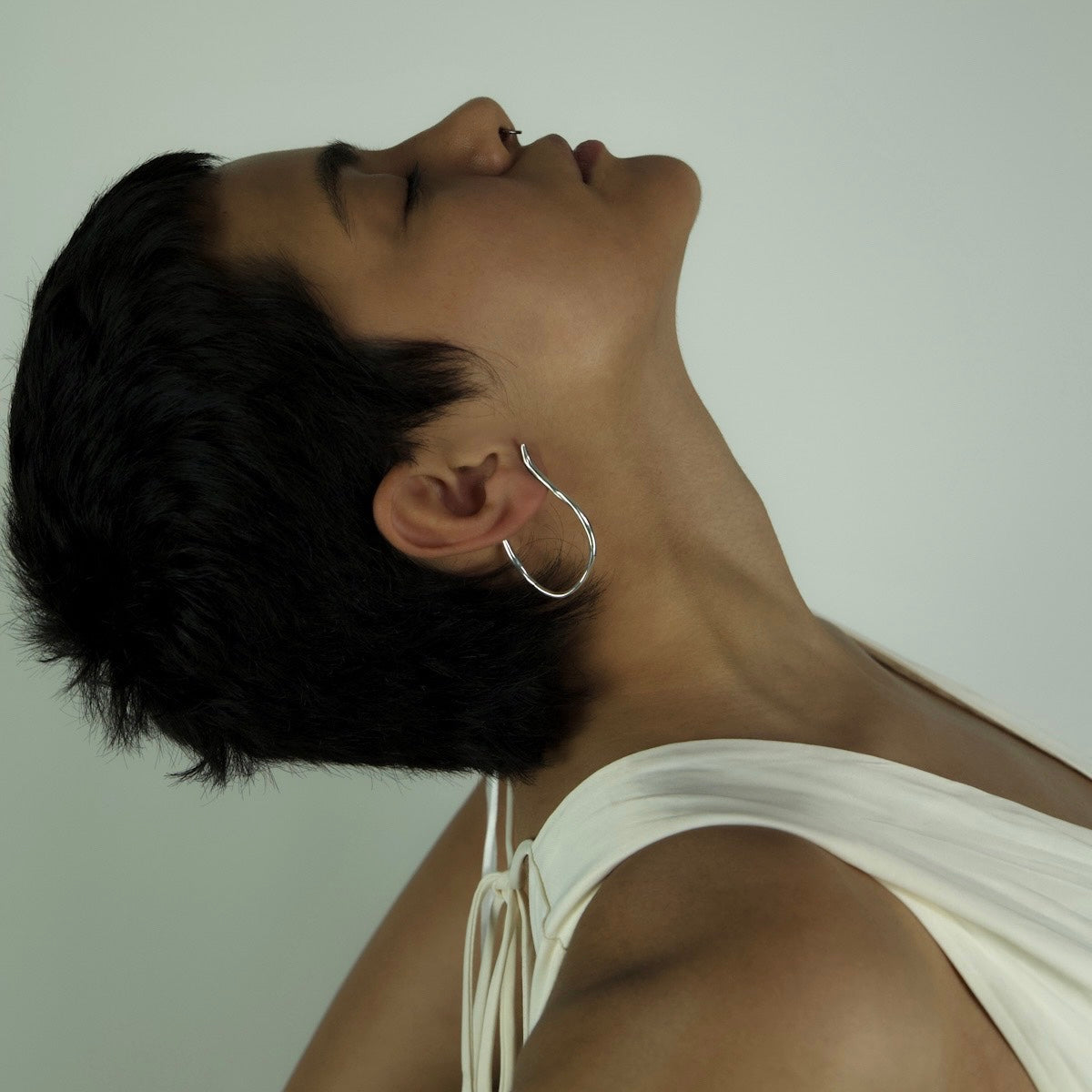 The Big Circle hoops are handcrafted from 925 sterling silver, presenting a crinkled form. They create a slightly wavy movement at the top. They are polished.