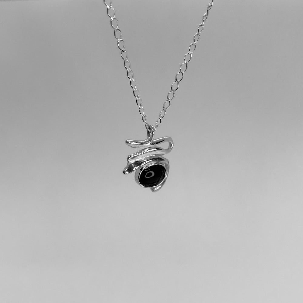 The Gloriosa necklace is a handmade piece made of 925 silver. It has a smooth and polished surface and includes semi-precious stones in three different colors (white, green, black). The length of the chain in the photo is 40 cm.