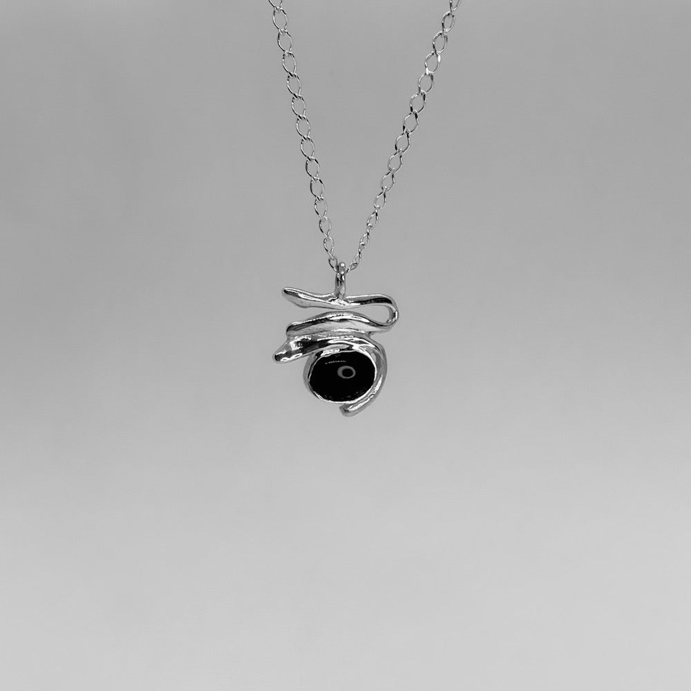 The Gloriosa necklace is a handmade piece made of 925 silver. It has a smooth and polished surface and includes semi-precious stones in three different colors (white, green, black). The length of the chain in the photo is 40 cm.