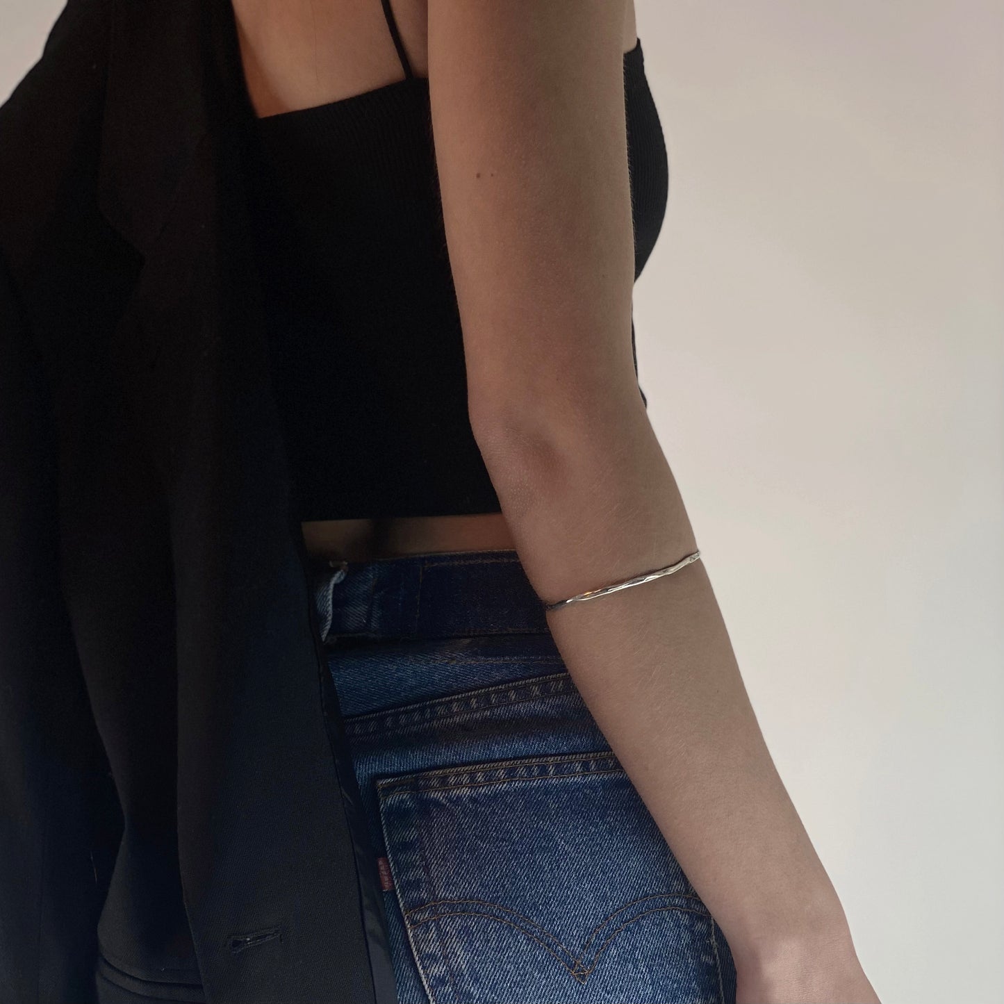 The All around bracelet is handmade and made of 925 silver. Its surface is textured, smooth and shiny.