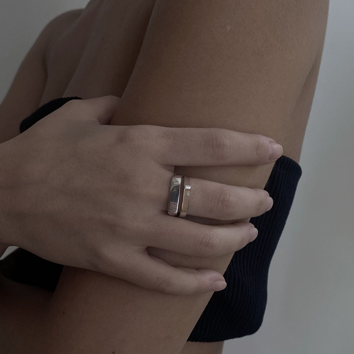 The Sevan ring is a handmade piece made of 925 sterling silver. It consists of two square bands of silver. It has a smooth and glossy finish
