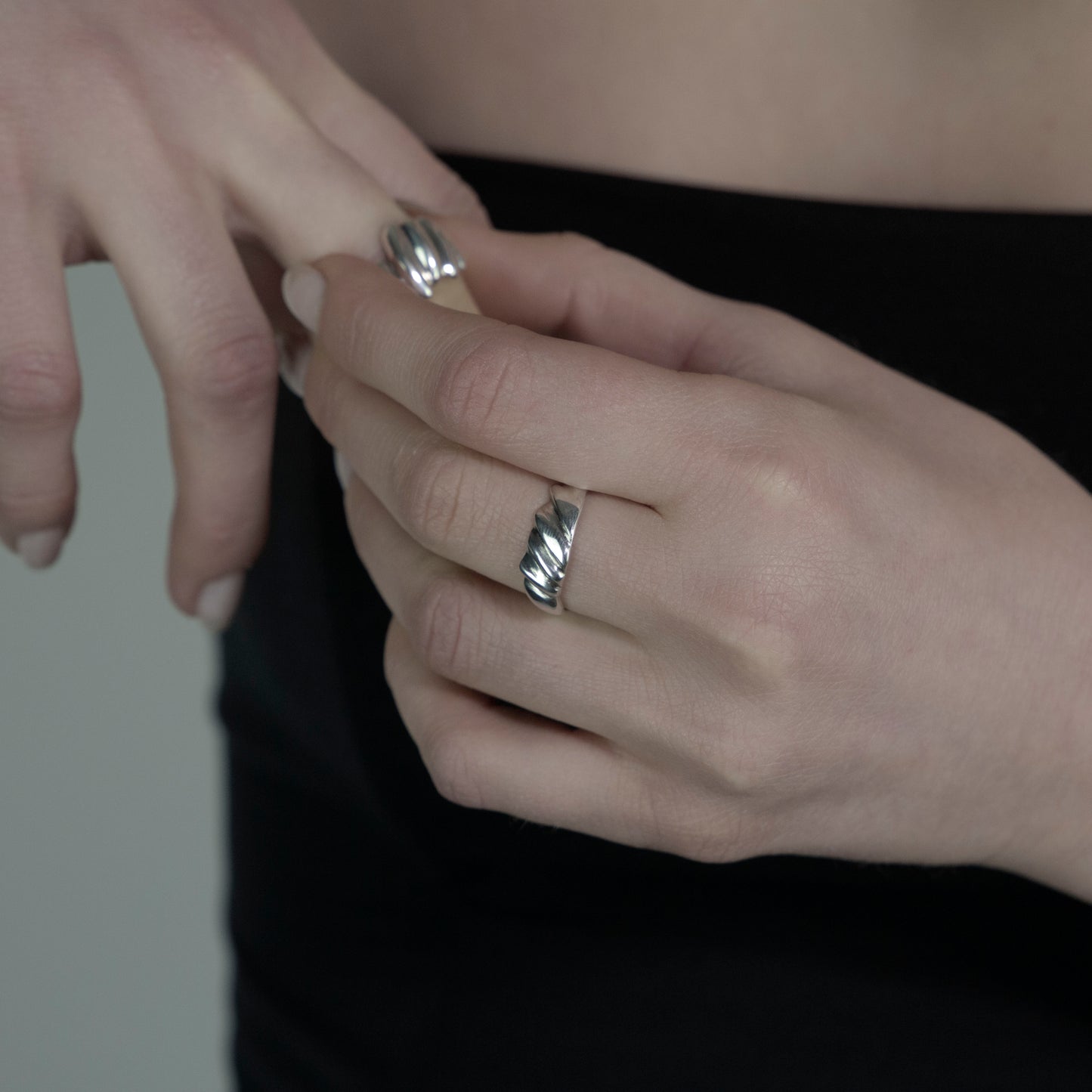 The Parz ring is a handmade piece made of 925 sterling silver. It is thin and features diagonal lines, creating a sleek and glossy appearance