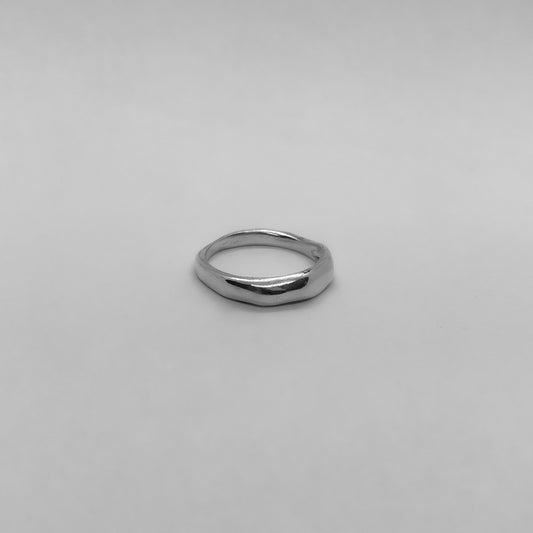 The myl ring is a handmade piece made of 925 sterling silver. Its surface is smooth and glossy