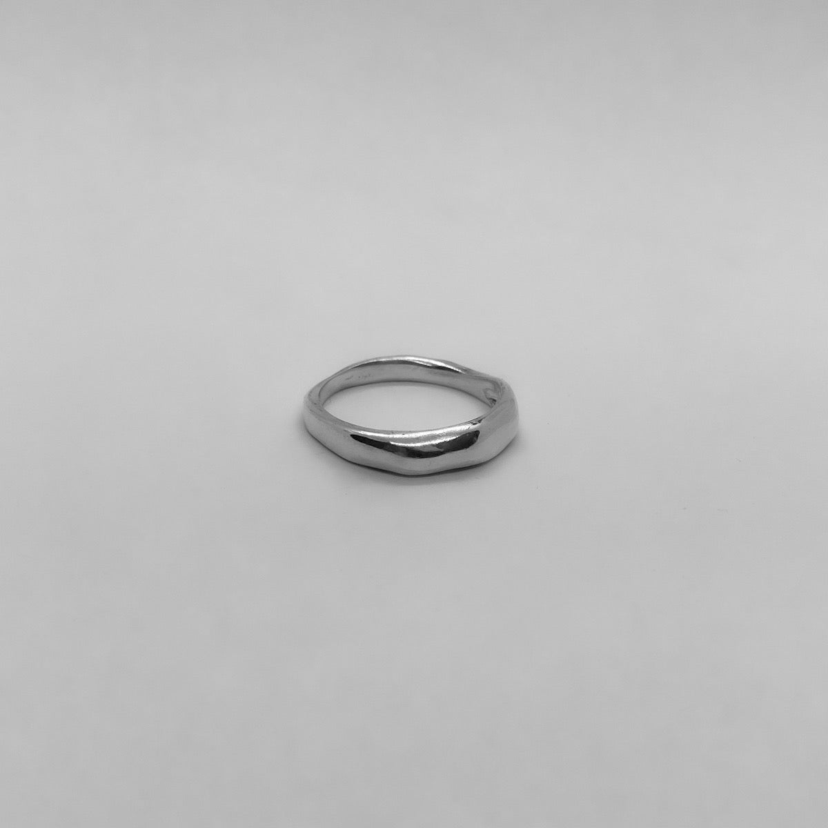 The myl ring is a handmade piece made of 925 sterling silver. Its surface is smooth and glossy