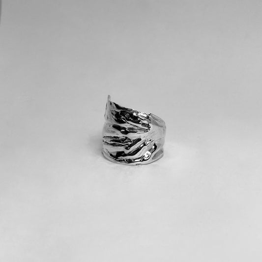 The Selozia ring is a handmade piece made of 925 sterling silver. Its surface is raw and glossy