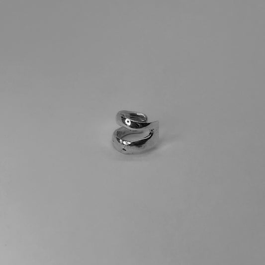The ear cuff Arum is a handmade piece made of 925 sterling silver. It consists of two thick silver bands. It is smooth and glossy. It does not require pierced ears.