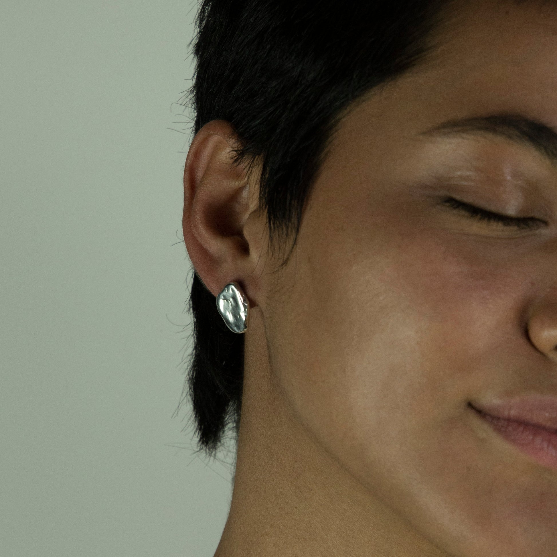 The Harpe earrings are handmade and made of 925 sterling silver. Their surface is raw and shiny