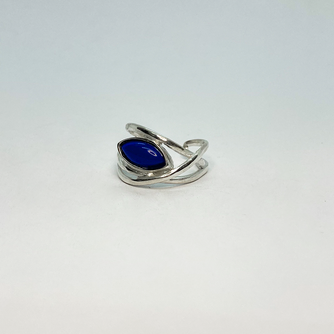 The Azul ring is a handmade piece made of 925 sterling silver. It features a semi-precious stone called blue lapis. 
