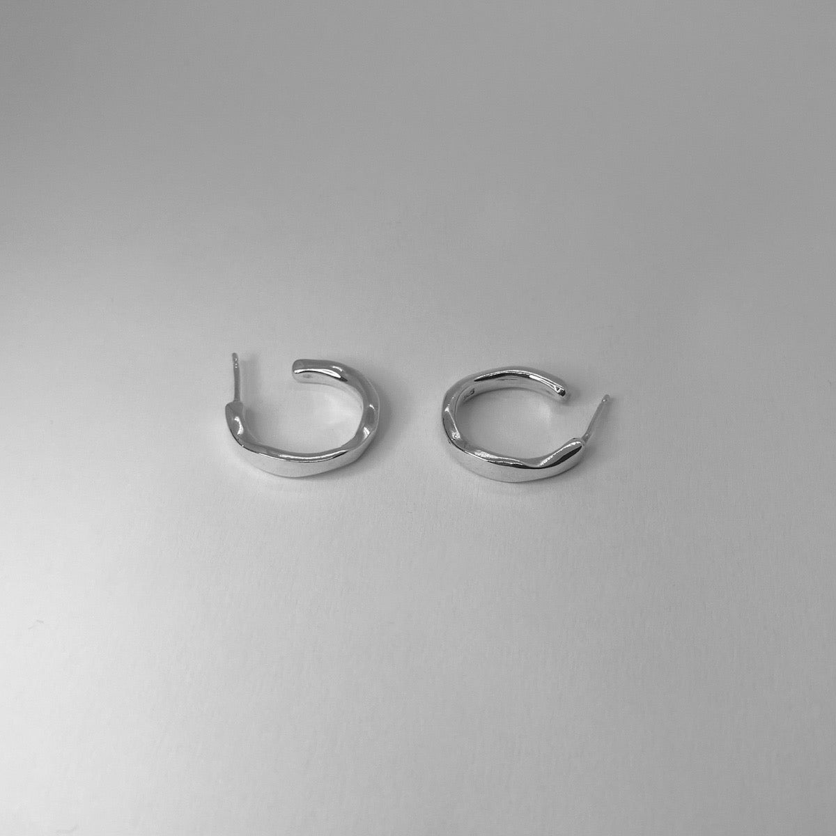 Κυματιστά σκουλαρίκια κρίκοι φτιαγμένα από ασήμι 925