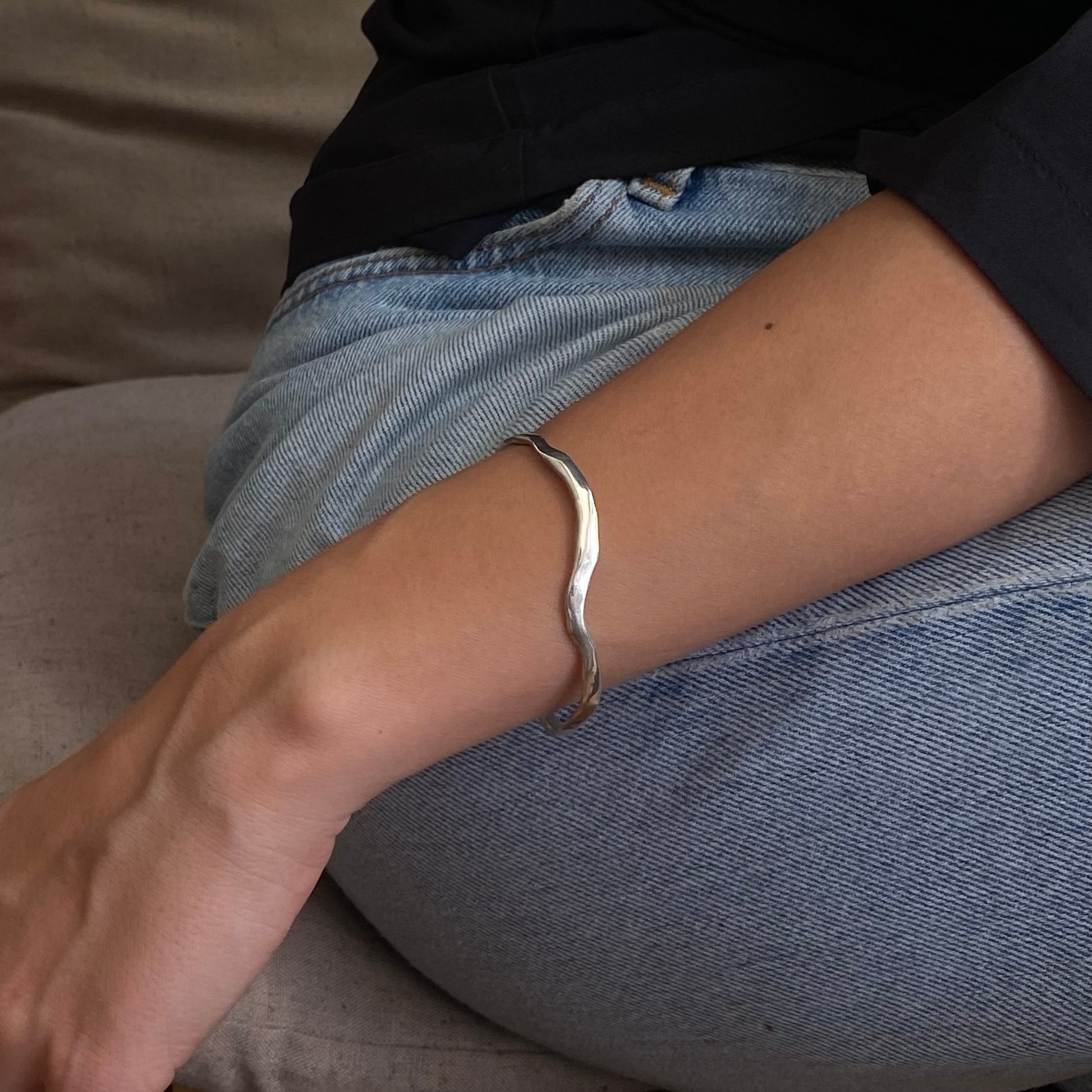 Handcrafted minimalistic wavy bracelet made from sterling silver 925