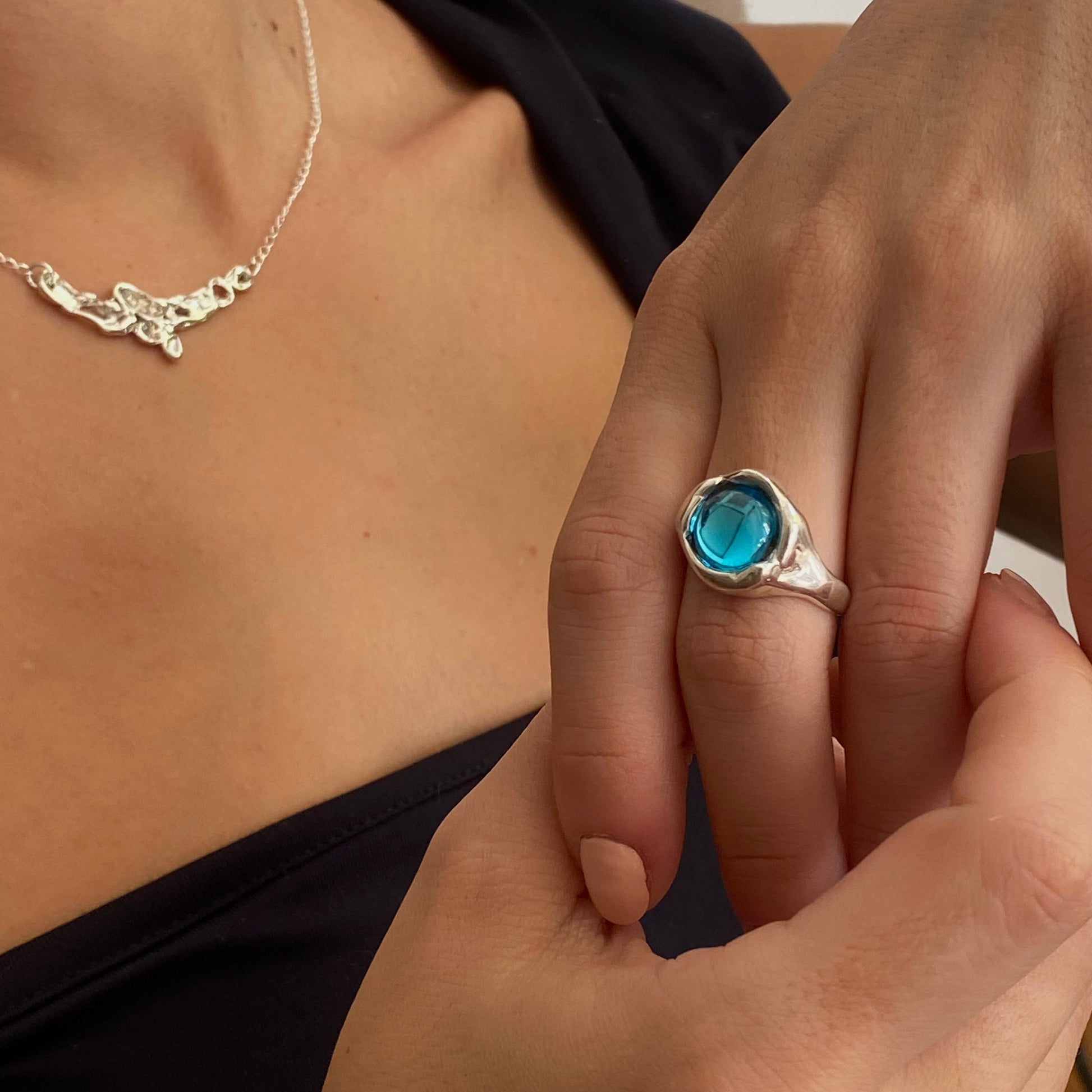 The Flor ring is a handmade piece made of 925 sterling silver. Its surface is raw and glossy