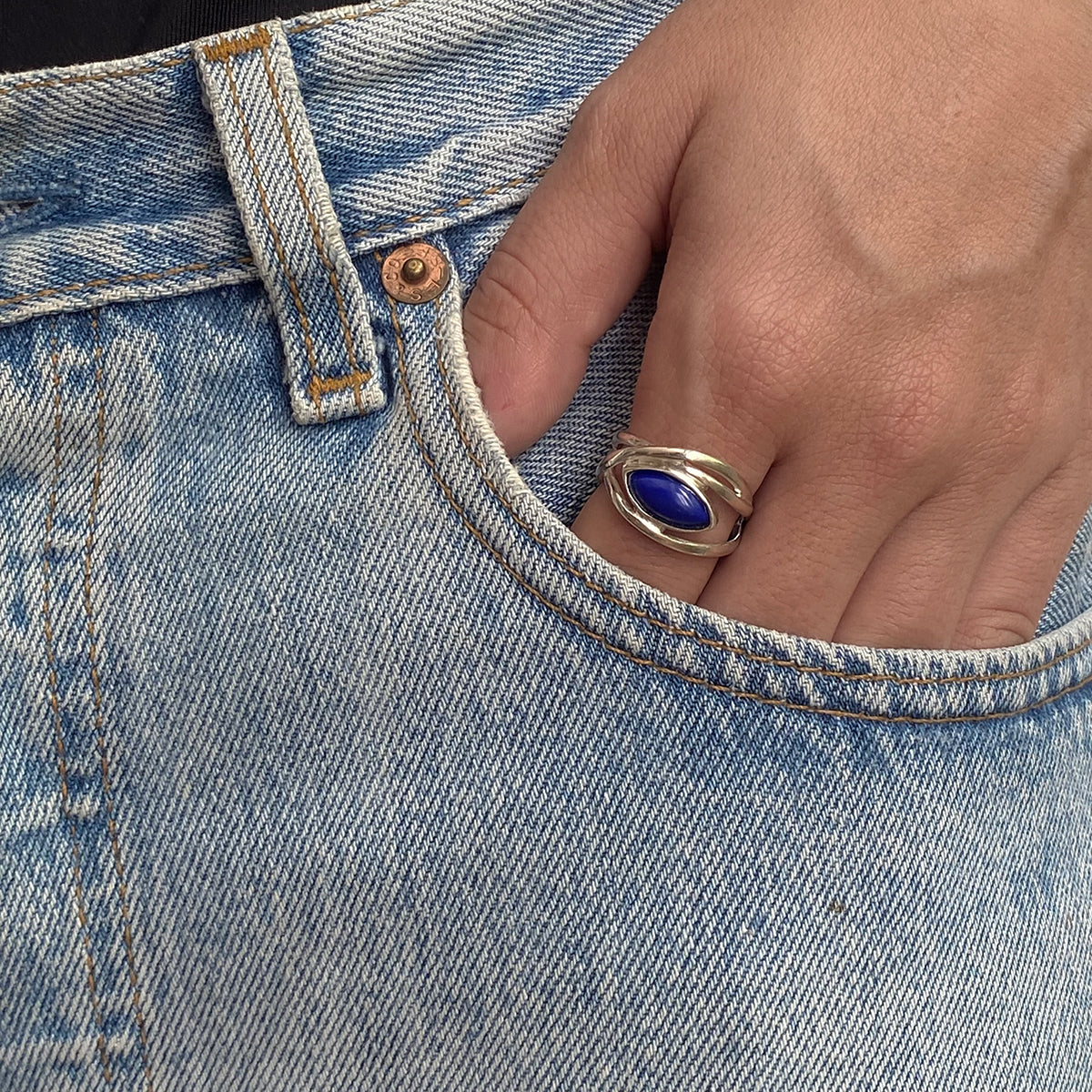 The Azul ring is a handmade piece made of 925 sterling silver. It features a semi-precious stone called blue lapis. 
