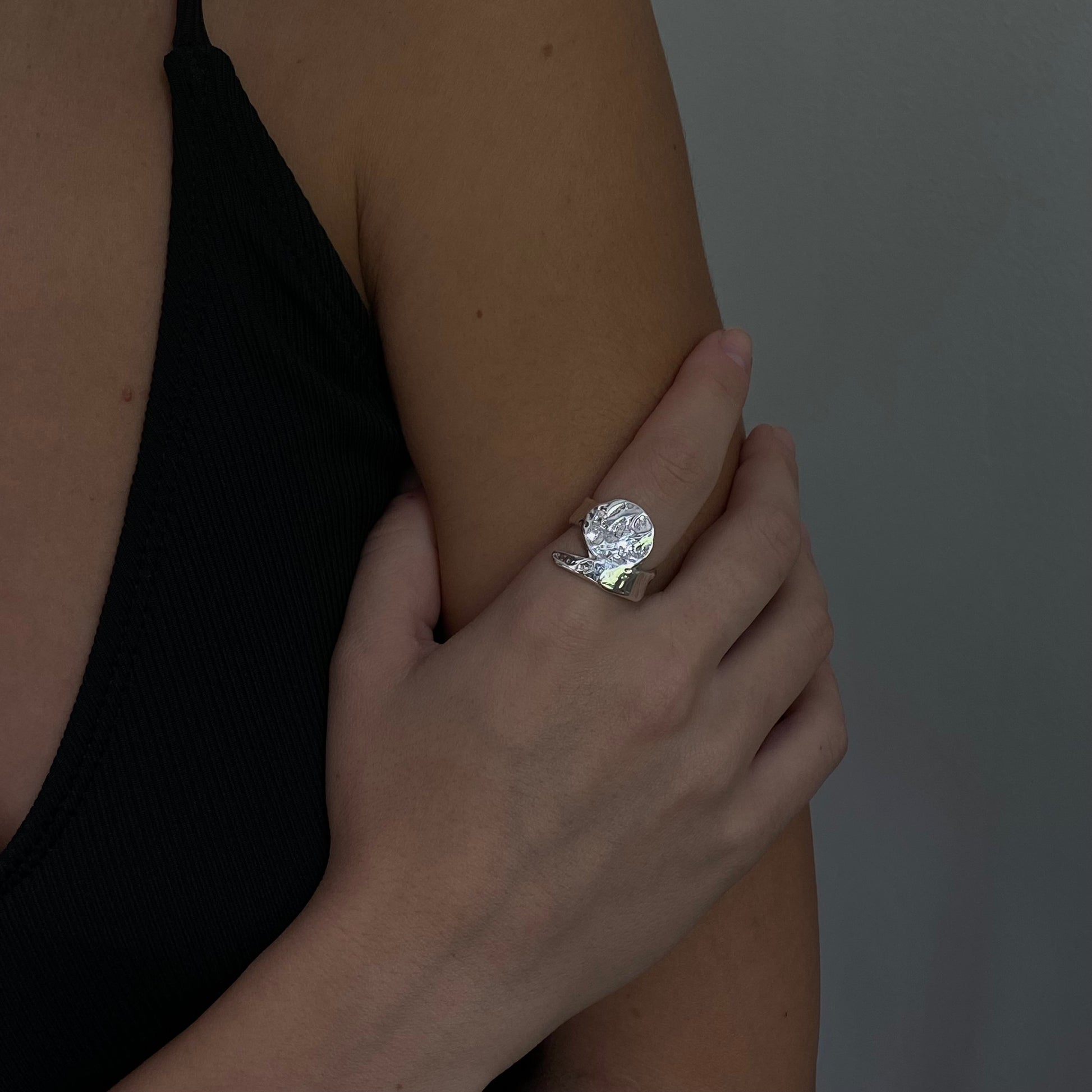 The Major ring is a handcrafted piece made of 925 sterling silver. Its surface is untreated and glossy