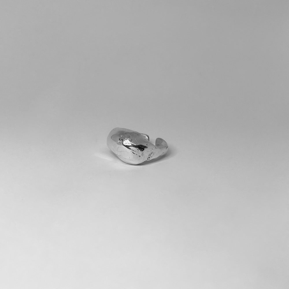 The Semilia ring is handmade and crafted from sterling silver 925. It boasts an irregular shape and volume, with a smooth and glossy finish. The adjustable feature at the back allows for resizing, covering up to 3 sizes.