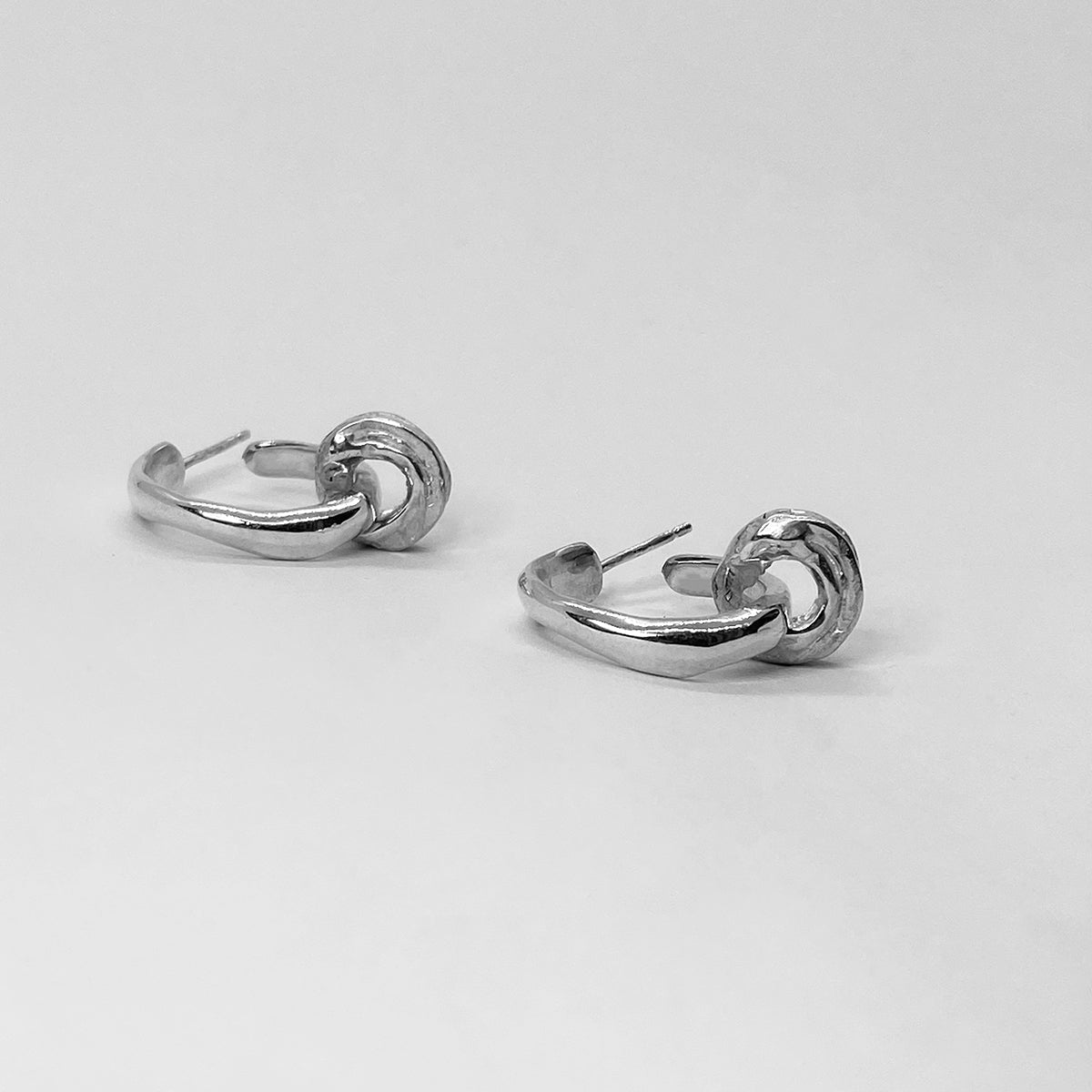 Wavy handmade hoops, one inside the other, made of sterling silver 925